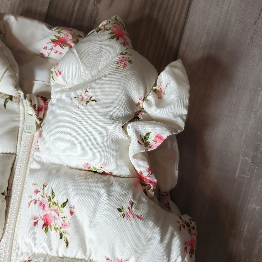 babyGap Cream and Coral Pink Floral Puffer Vest Size 0-6m Full Zip Ruffle Sleeve